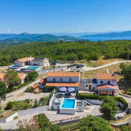 Villa LULU with heated pool, sauna & hot tub, hotel v destinácii Labin