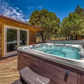 Hot Tub, Deck & Fireplace at Rustic Alto Cabin!, ξενοδοχείο σε Alto