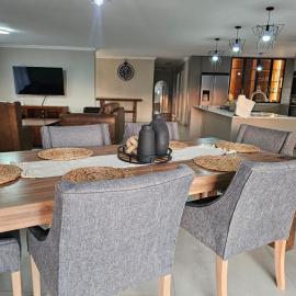Outerspaces Farmhouse Retreat, hotel i Matsila