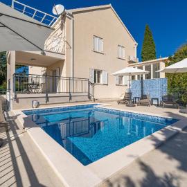 Awesome Home In Mlini