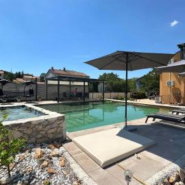 2 Bedroom Cozy Apartment In Krsan