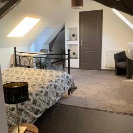 Chambre chaleureuse avec accès indépendant et sanitaires indépendants, hôtel à La Menitré