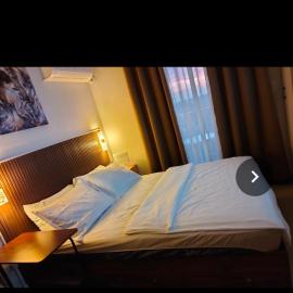 B Studio, hotel i Basbas