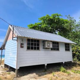 Mangazou Beach Chalet, hotel i Kudat