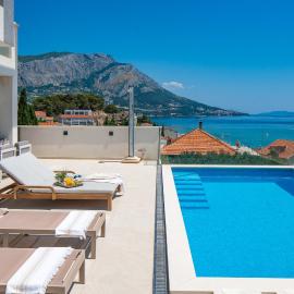 Luxurious VILLA LAPIS - heated pool, sauna, gym and spa, 120m to sandy beach, hotel em Omiš