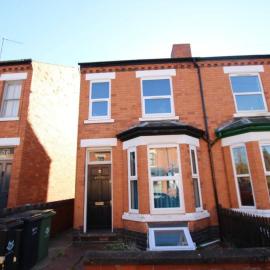 4 Double Bedroom House with Private Garden and Own Entrance, hotel in Henwick