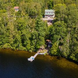 Lake and Pool Table - Au Pied du Lac: Labelle şehrinde bir otel