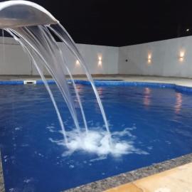 Casa com Piscina, hidromassagem e churrasqueira.