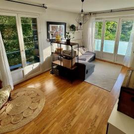 Apartment in the city - exceptional view, hotel in Écully
