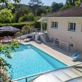 Large house with pool near beach