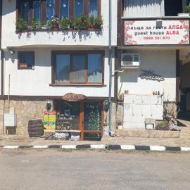 Стаи за гости Алба, hotel in Kazanlŭk