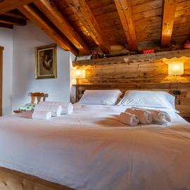 PETIT CHALET ANNA - Rifugio in mezzo alle montagne, hotel u gradu La Tuil
