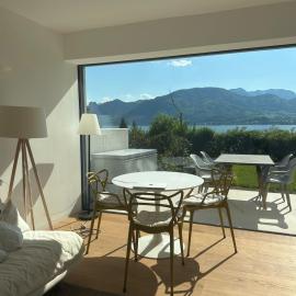 Traumsee Lodge am Traunsee in Gmunden mit 180 Grad See- und Traunsteinblick, hotel din Gmunden