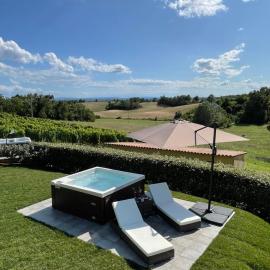 Country House Mimosa - Relax in jacuzzi tra i vigneti، فندق في Quargnento