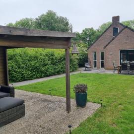Woning met voorverwarmde, overdekte jacuzzi in grote tuin, hotel en Ewijk