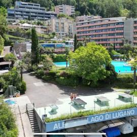 Residenz am Luganersee mit Pool, hotel v destinácii Bissone