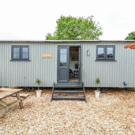 Luxury Shepherd Hut with Private Hot Tub