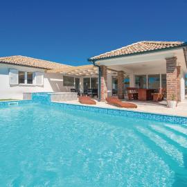 Gorgeous Home In Radosinovci With Sauna, hotel di Radošinovac