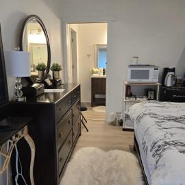 Private master bedroom in a farmhouse, hotel a Nanoose Bay