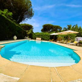 Villa climatisée, Golfe Saint Tropez, 12 pers, 4 suites, Piscine chauffée, Hammam, Spa, Billard, Pétanque, Wifi professionnel haut débit, hotel u gradu 'Gassin'