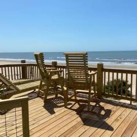 Beachfront Views with 3 bedrooms and 2 bathrooms