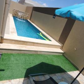 Maison avec piscine, hotel di Shanīnī