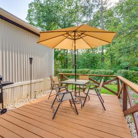 5 Min walk to Badin Lake: 3BD Home w/ Deck & BBQ, hotel v destinácii Eldorado
