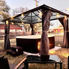 King, Gazebo & Private HotTub~ WestWichita, hotel in Wichita