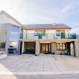 Spacious 7 Bedroom 5 Bathroom Mansion with Parking, Hotel in Cardiff