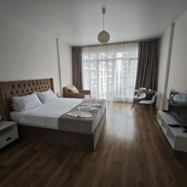 Bright Flat with Courtyard Pool, hotel em Itʼkhvisi