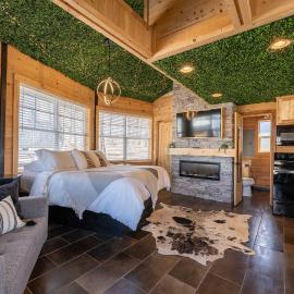 The Yurt at Paradise Pointe with a hot tub fire pit & Grill, Hotel in Bryant