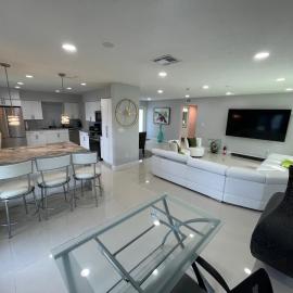 Spacious 4BR Home 5 Min from Hard Rock Stadium, hotel di Miami Gardens