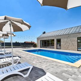 Luxurious Home In Dugo Selo With Sauna, hotel di Dugo Selo