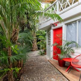 St Jean studio steps away from the beach، فندق في Saint-Jean