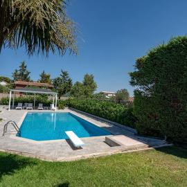 Poolside Paradise Dilesi by ΜΡS, viešbutis mieste Dhílesi