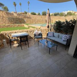 Luxury 3 Bed Apartment with Large Outdoor Pools and Gardens, хотел в Qala