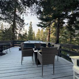 Moonridge Bear Mountain Cabin Hot Tub Pet Friendly Walk to Slopes Hike Golf Zoo, hotel a Big Bear Lake