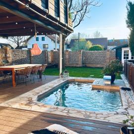 Wohlfühloase mit Pool, Kamin & großer Terrasse, hotel a Erding