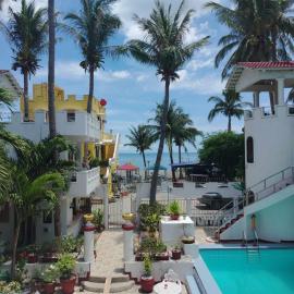Viesnīca White & Yellow Castle Hotel and Resort pilsētā Calatagan