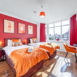 Free parking - 6 Bedroom Home