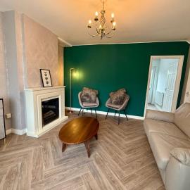 Spacious 3-Bed Home Contractor-Friendly with Parking in Wolverhampton, готель у місті Вулвергемптон