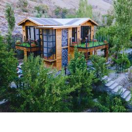 Firdaus Hotel & Resort、Alīābādのホテル