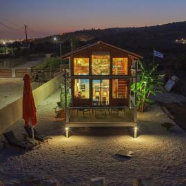 Casa Luma near Loutraki beach، فندق في Chania