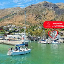 '24 Gordonia', Spacious Condo - Sleeps 7, Sea Front, Easy Beach access, hotelli kohteessa Gordonʼs Bay