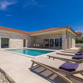 Villa FUSKA with private pool, hotel in Pinezici