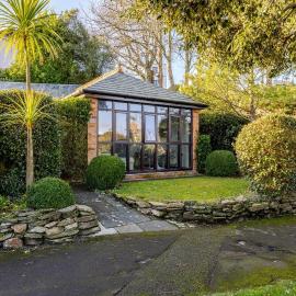 Charming Summerhouse Annexe in lush gardens in Fowey, hotel a Fowey