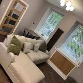 Modern 2BR Town-House - Sleeps 6 - Parking & Pets - Coast Serviced Apartments - Enquire for Trade & Long stays