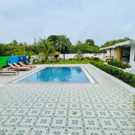 Devka Farm House, hotel a Daman