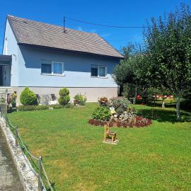 Apartman Jelena with Private Garden & BBQ, Hotel in Karlovac