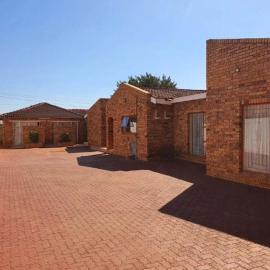 Lover's Way Guest House In-Mafikeng, hotel in Vosburg